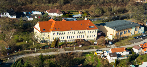letecký pohled na školu